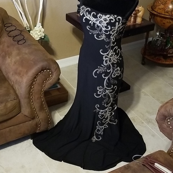 Beautiful and unique dress - Picture 4 of 8